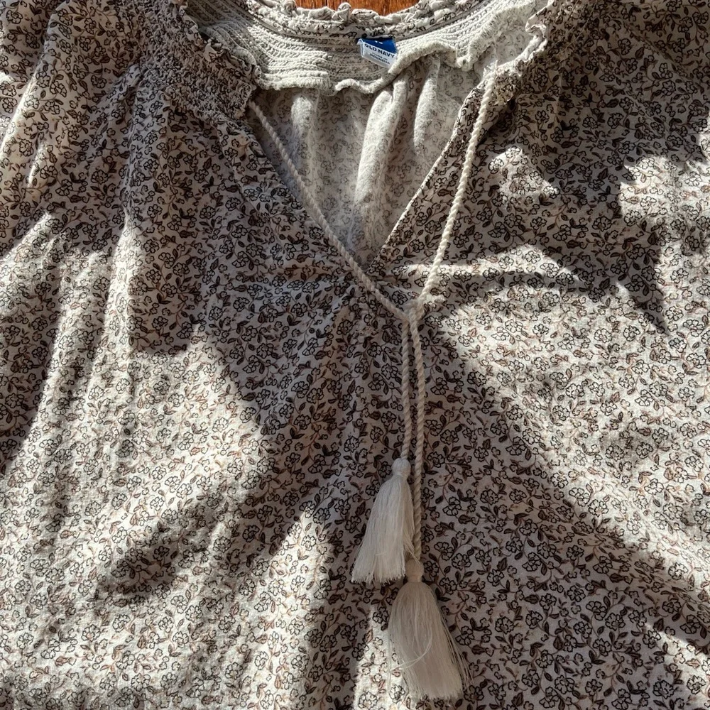 2/$20 - XL - Floral Print Old Navy Peasant Blouse with puffy sleeves- Beige - Picture 7 of 11